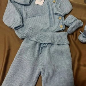 Completo ( maglione , pantaloni, scarpine , cappuccio ) 6-9  mesi